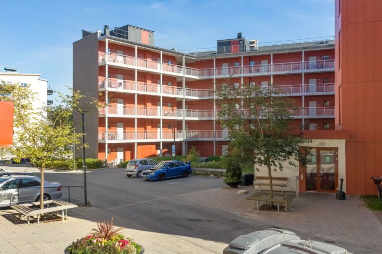 Lägenhet 1 rok på Småbrukets backe 50