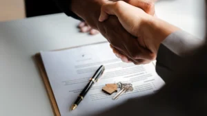 En person signerar ett hyresavtal för en lägenhet