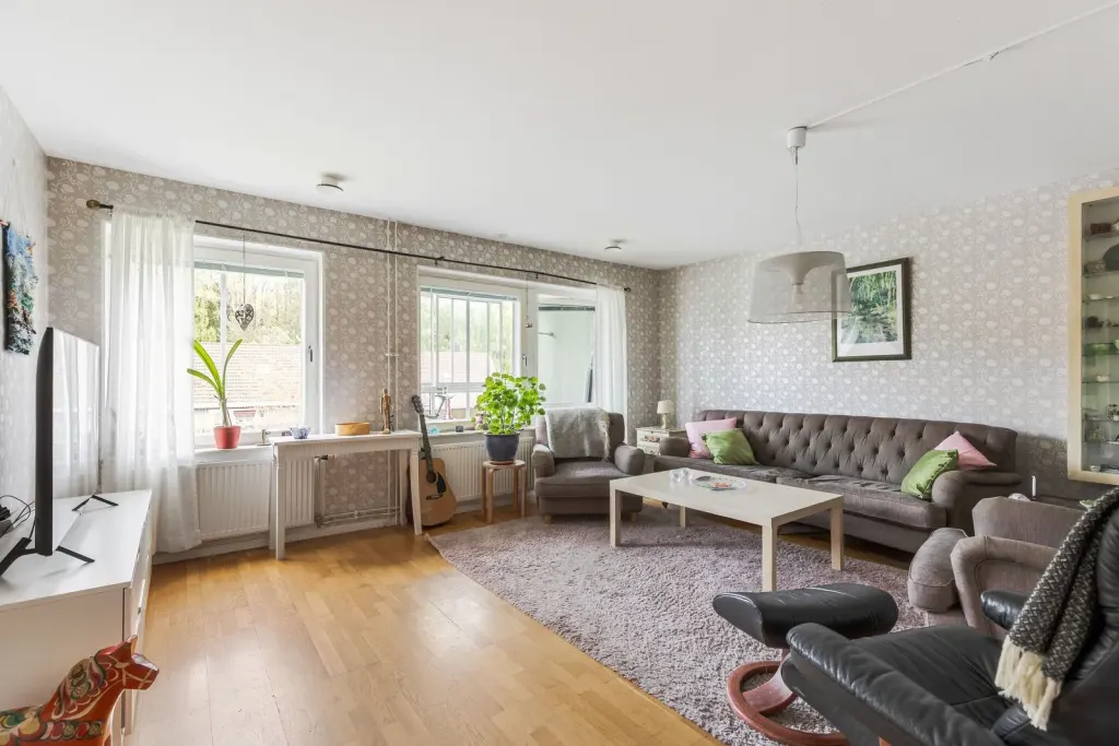 Bostadsrätt med 4 rum på Oxhagsvägen 7C i Strängnäs, bild 2 av 4