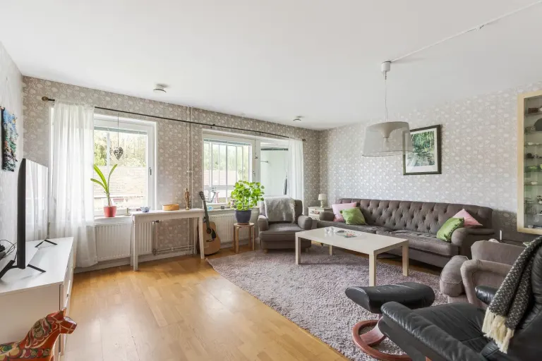 Bostadsrätt med 4 rum på Oxhagsvägen 7C i Strängnäs, bild 2 av 4