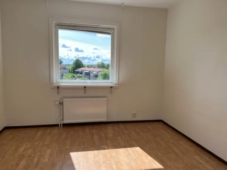 Hyresrätt med 3 rum på Surbrunnsvägen 2D i Hallstahammar, bild 3 av 5