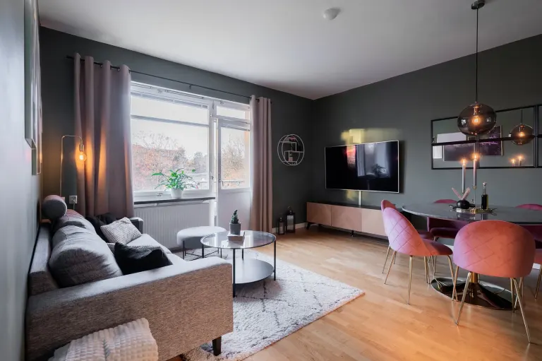 Bostadsrätt med 3 rum på Hjälmarsvägen 33 i Stockholm, bild 2 av 4