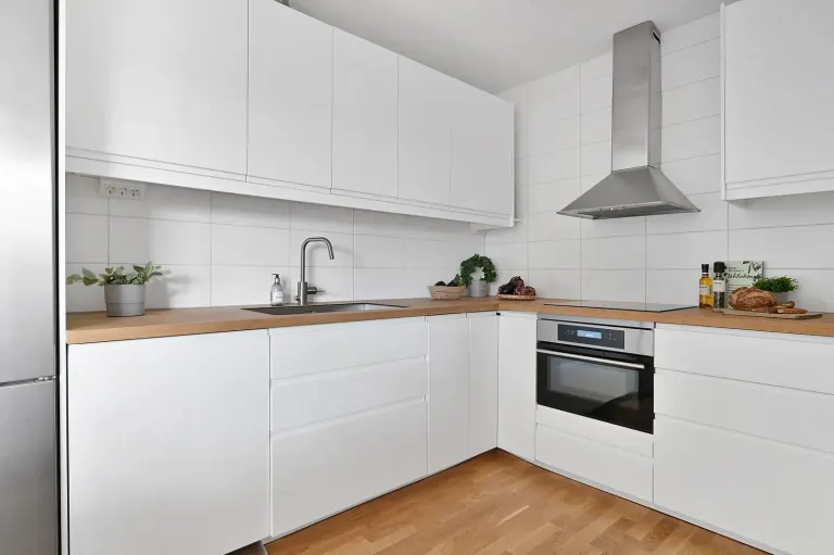 Bostadsrätt med 2,5 rum på Kyrkogårdsvägen 137 i Stockholm, bild 2 av 4