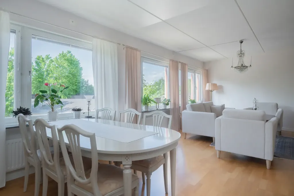 Bostadsrätt med 3 rum på Rådstuguvägen 6 i Huddinge, bild 2 av 4