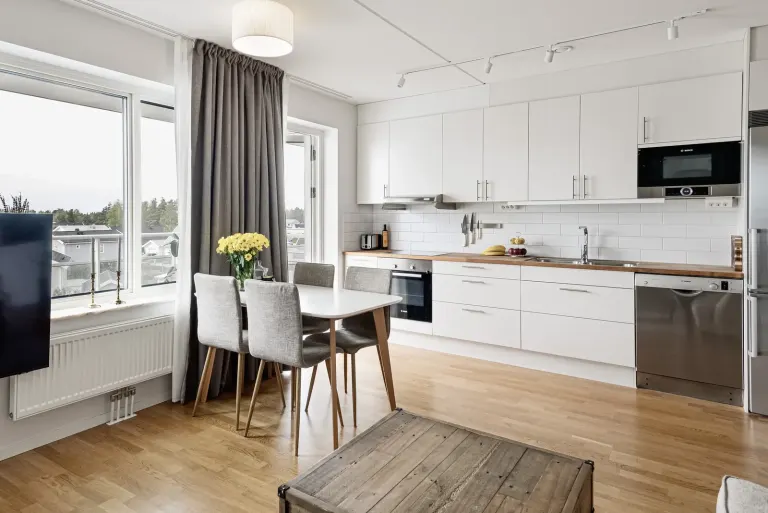 Bostadsrätt med 2 rum på Hjärtstensvägen 13 i Upplands-Bro, bild 2 av 4