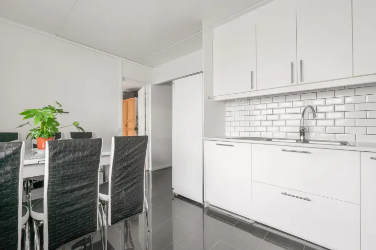 Bostadsrätt med 3 rum på Timotejvägen 13 i Botkyrka, bild 2 av 5