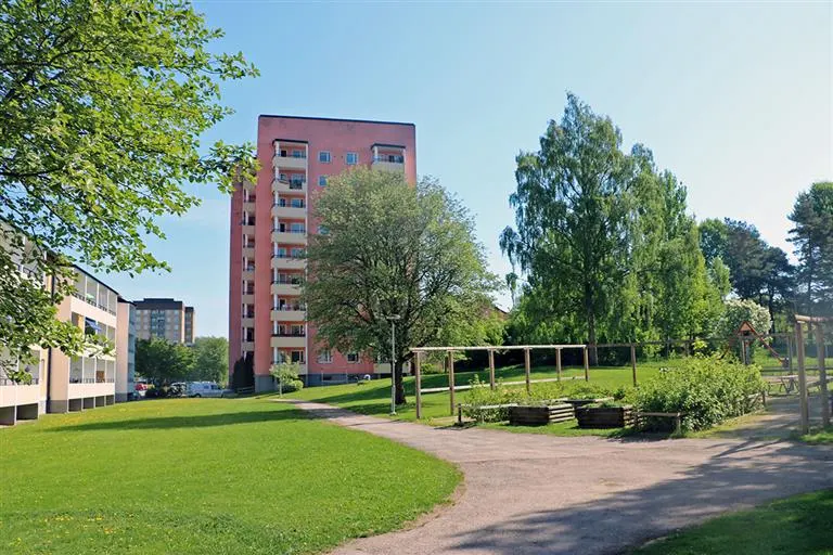 Hyresrätt med 3 rum på Furuvägen 10 i Köping, bild 2 av 2