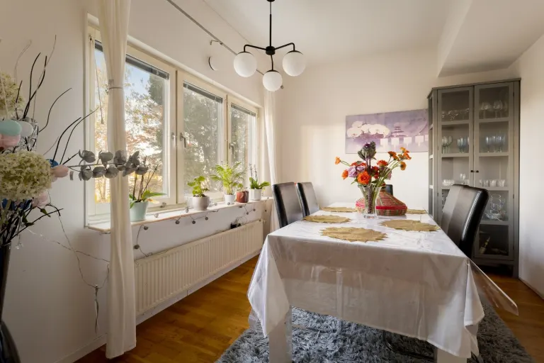 Bostadsrätt med 4 rum på Skarpbrunnavägen 17 i Botkyrka, bild 3 av 5