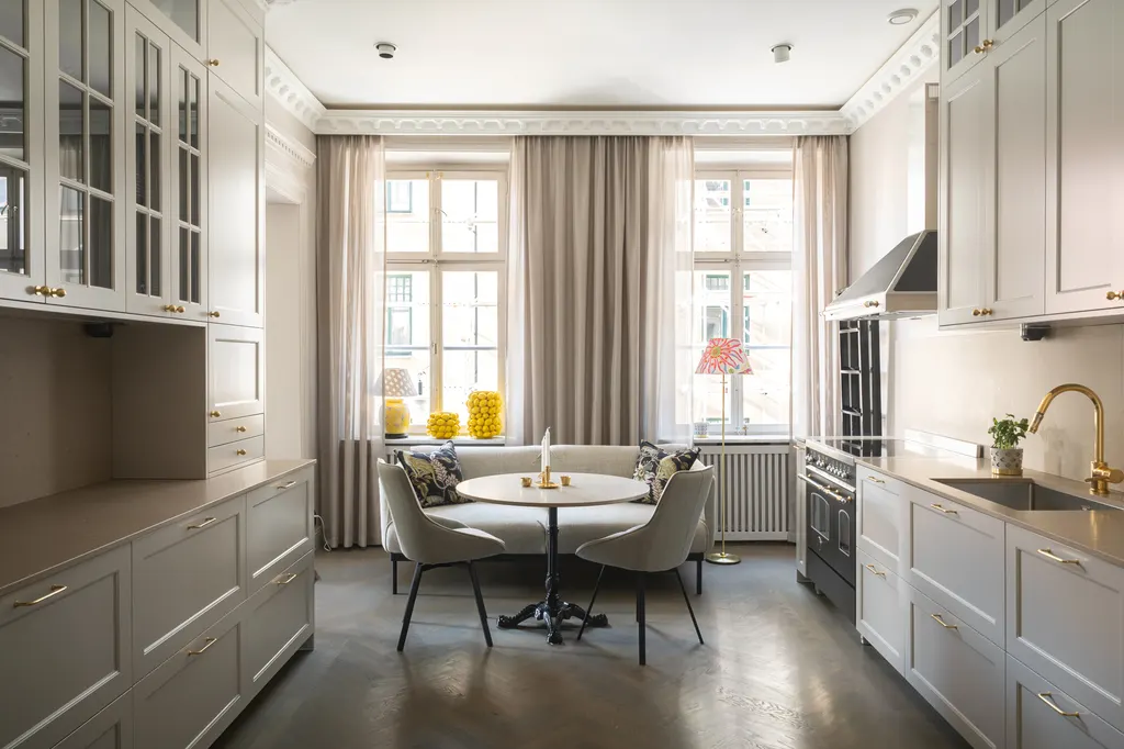 Bostadsrätt med 5 rum på Grev Turegatan 50 i Stockholm, bild 2 av 5