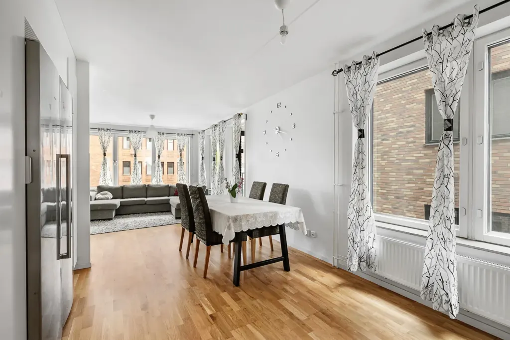 Bostadsrätt med 3 rum på Hästskovägen 86 i Järfälla, bild 3 av 4